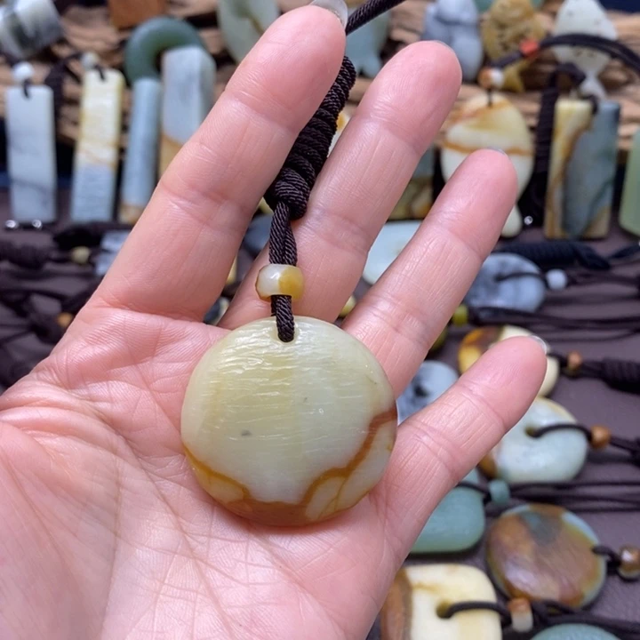 蛇纹石玉未镶嵌颈饰