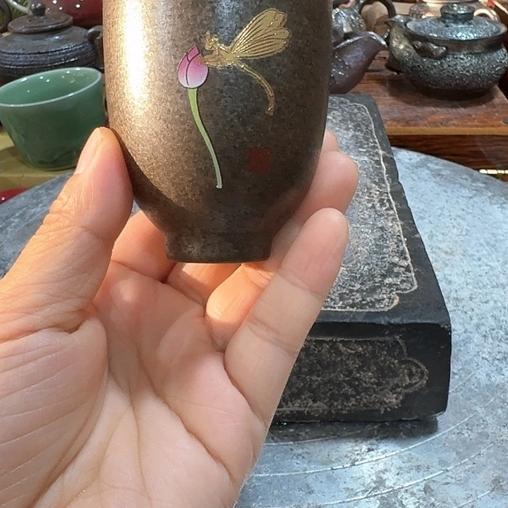 主人杯一个，瓷。。品茗
