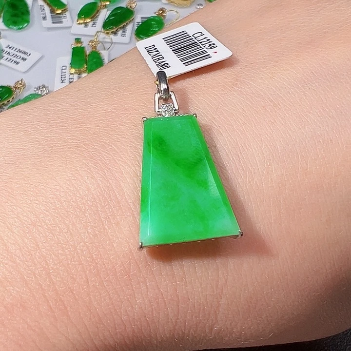 翡翠挂件18K金镶嵌翡翠