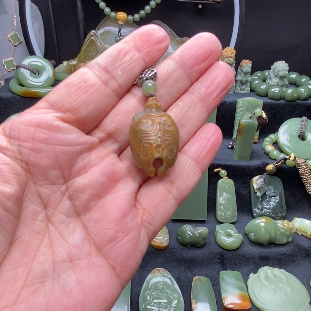未镶嵌岫岩河磨玉（透闪石质玉）挂件