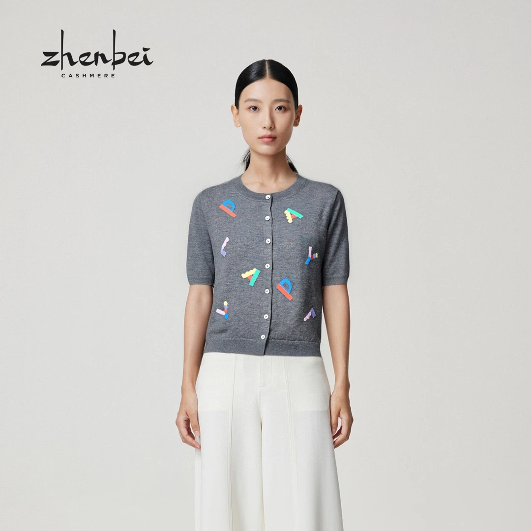 ZB/珍贝2025新款 丝绒圆领中袖字母女针织外套开衫/H102047