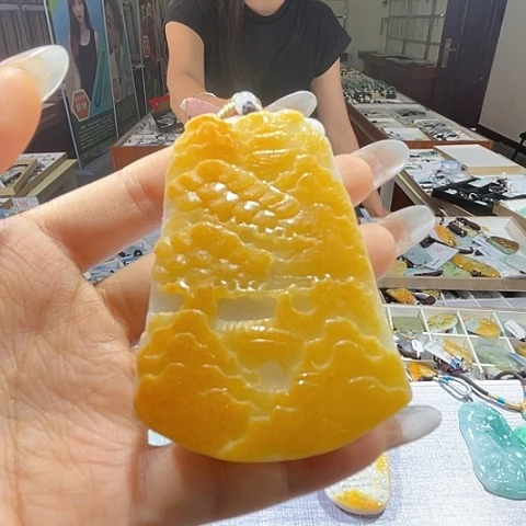 翡翠未镶嵌颈饰一个