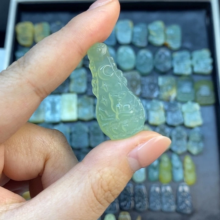 岫玉未镶嵌颈饰狐狸琵琶