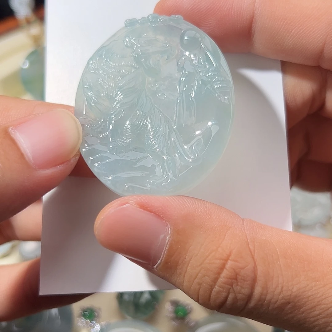 翡翠未镶嵌颈饰虎虎生威天空蓝冰种翡翠挂件47.5-39-6.5