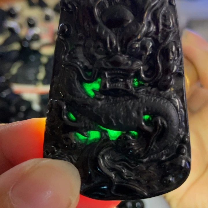 翡翠未镶嵌颈饰墨翠龙