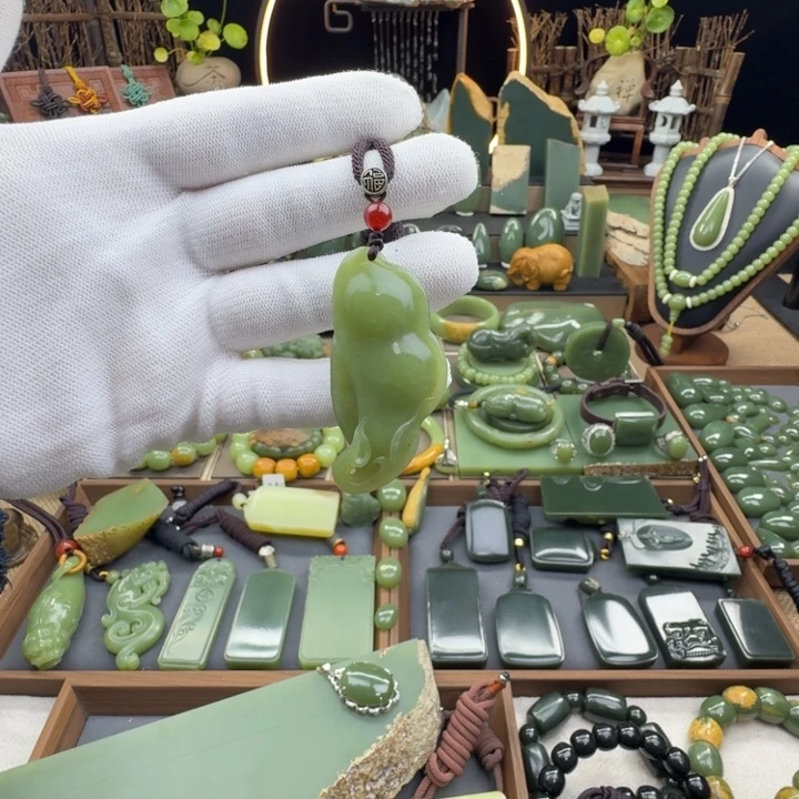 岫岩老玉（透闪石质玉）未镶嵌颈饰