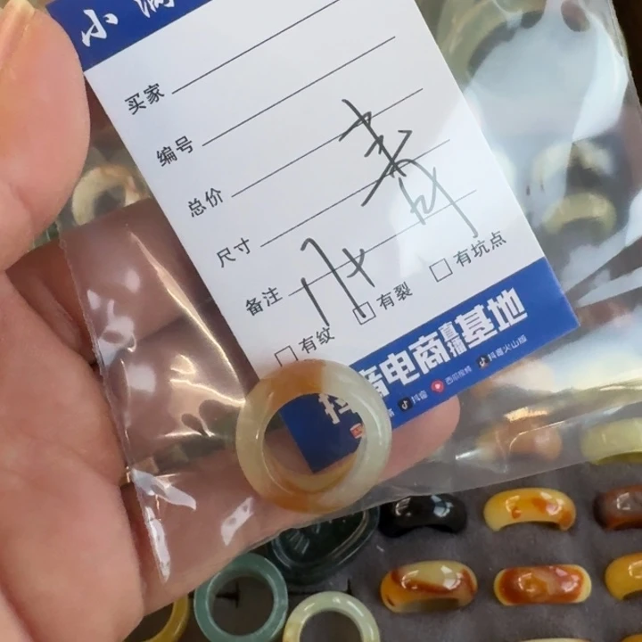 青***。蛇纹石玉未镶嵌手镯