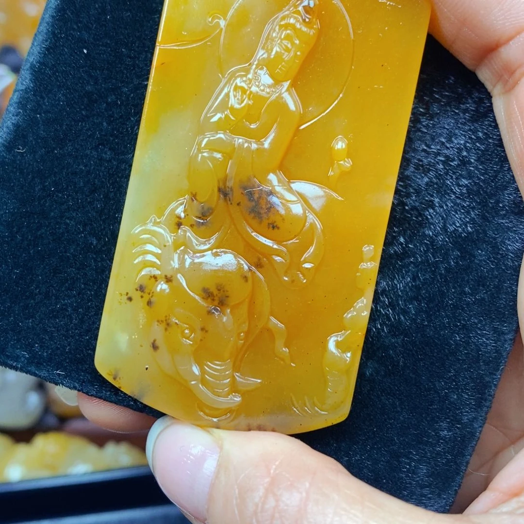 未镶嵌石英质玉（黄龙玉）颈饰