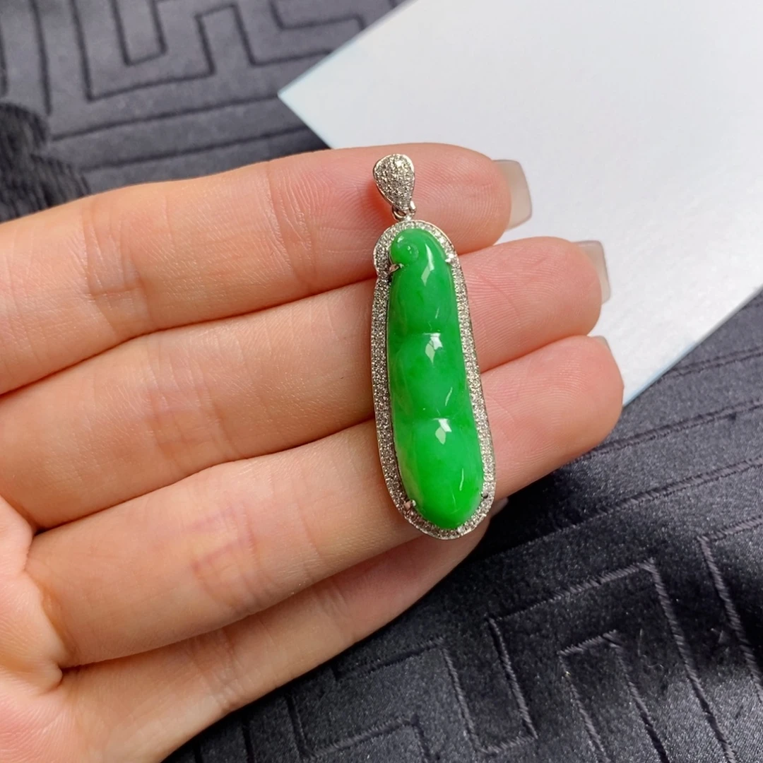 翡翠18K金镶嵌颈饰福豆