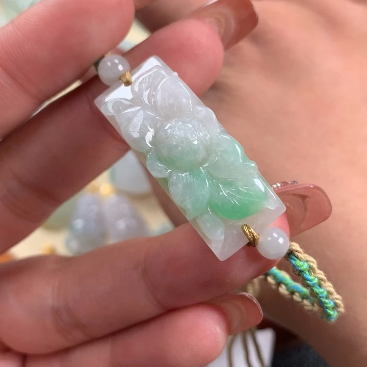 翡翠颈饰未镶嵌手牌