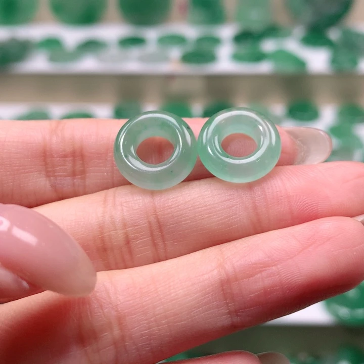 颈饰未镶嵌石英质玉