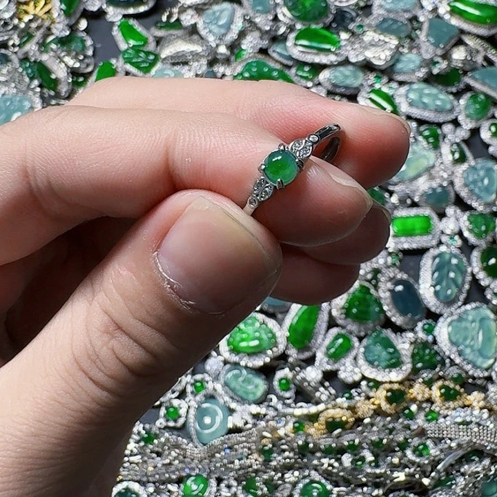 翡翠颈饰未镶嵌天然A货翡翠放漏