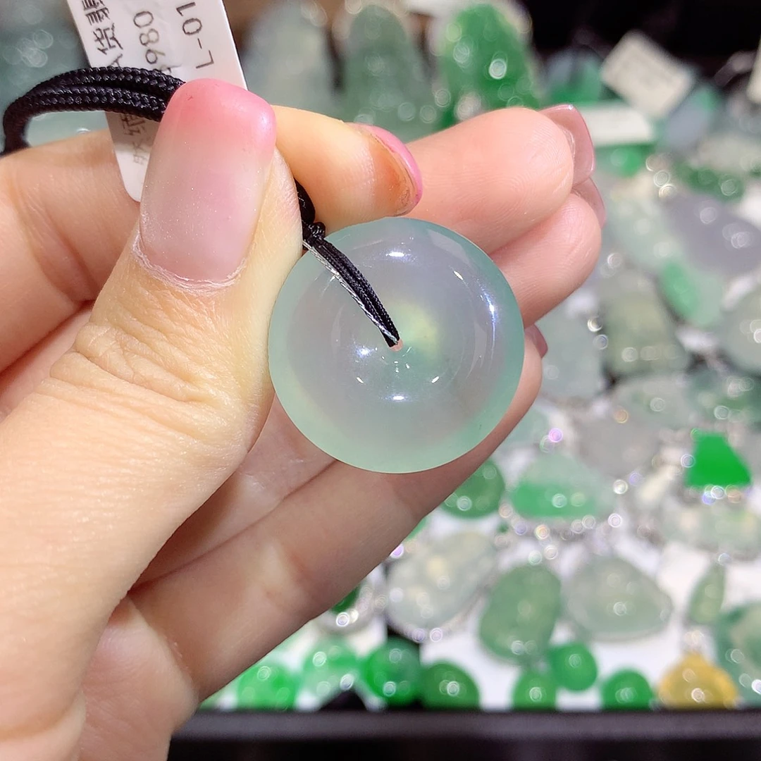 翡翠未镶嵌颈饰扣