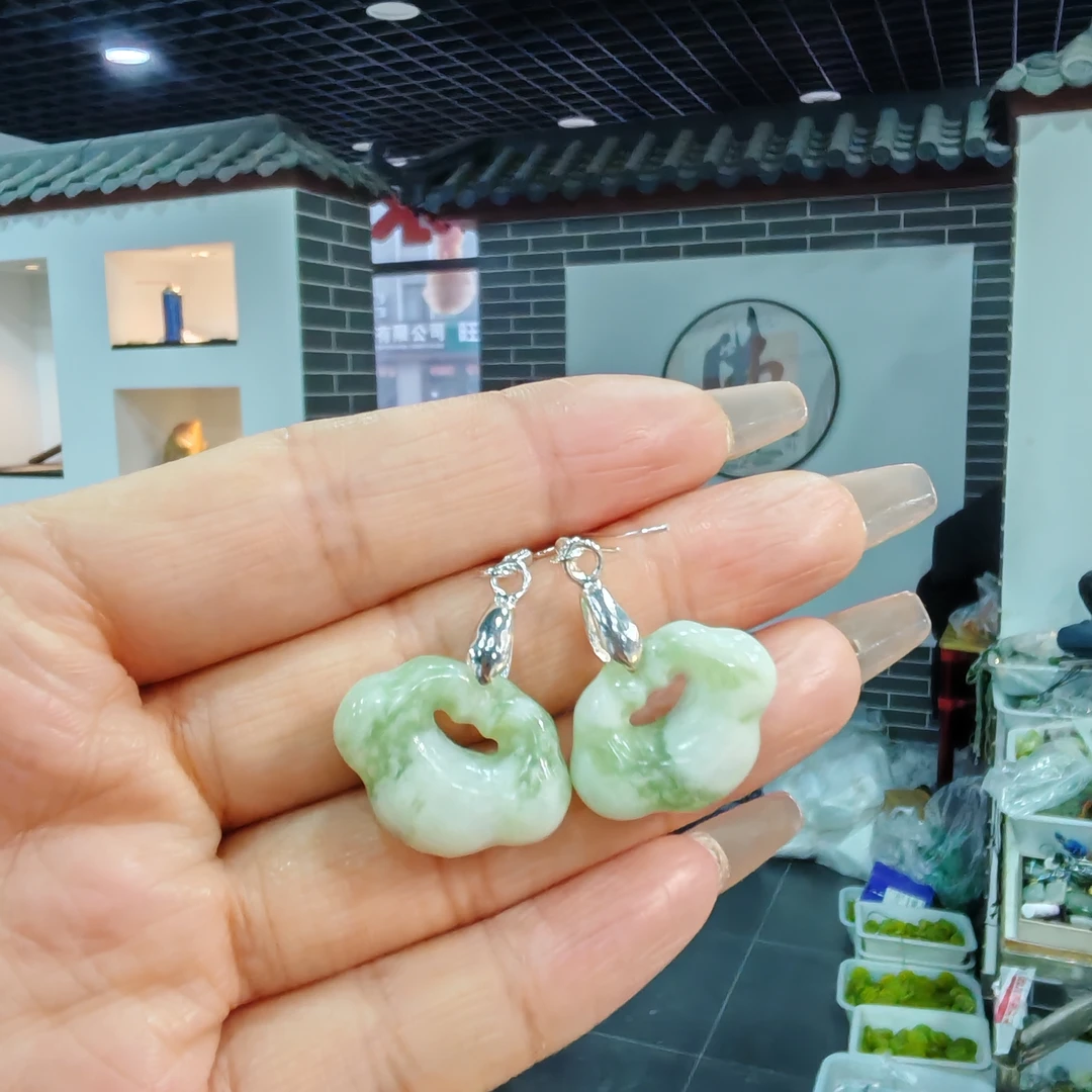 天然岫玉精美老油翠祥云锁耳坠