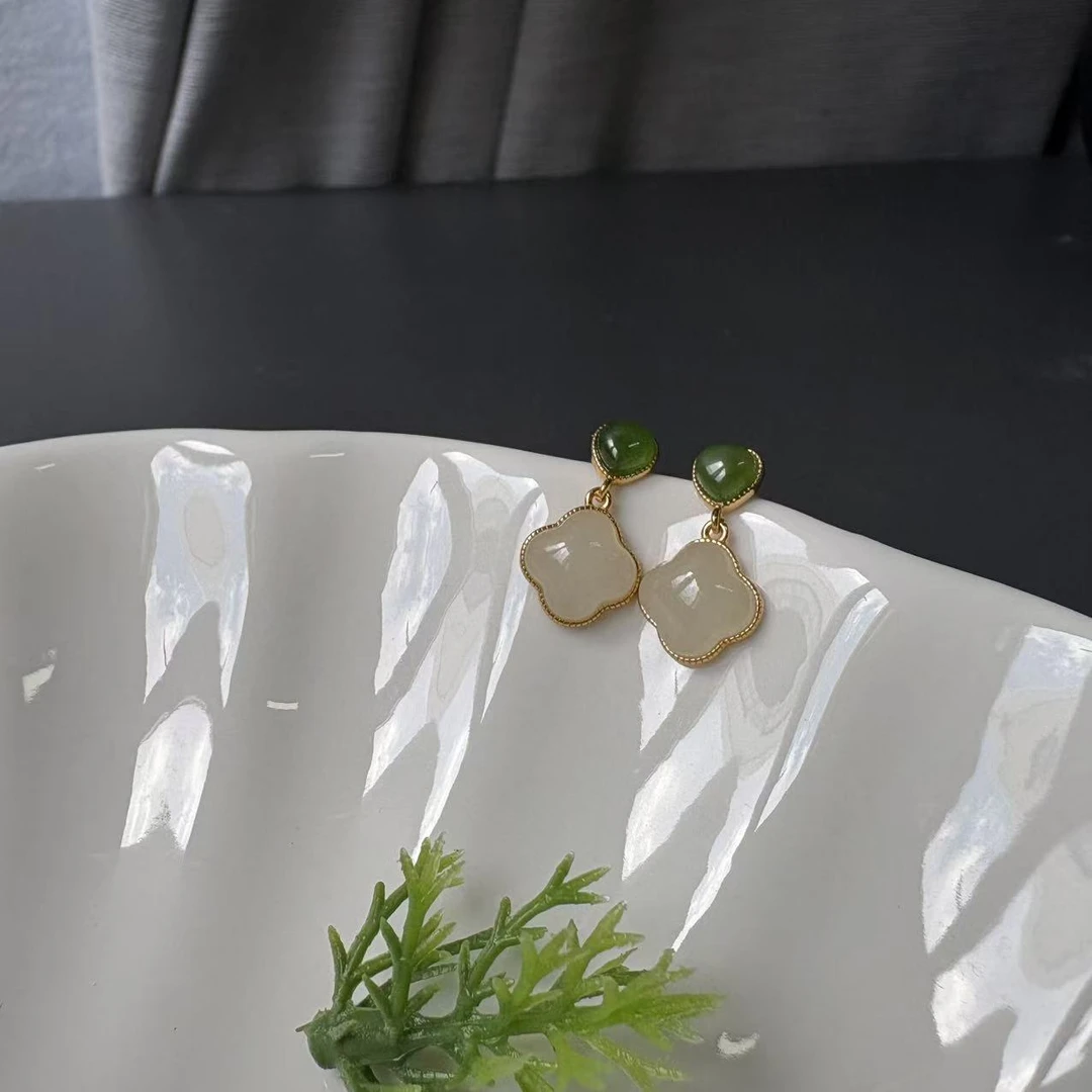 和田玉白玉碧玉四叶草S925银耳坠约8mm