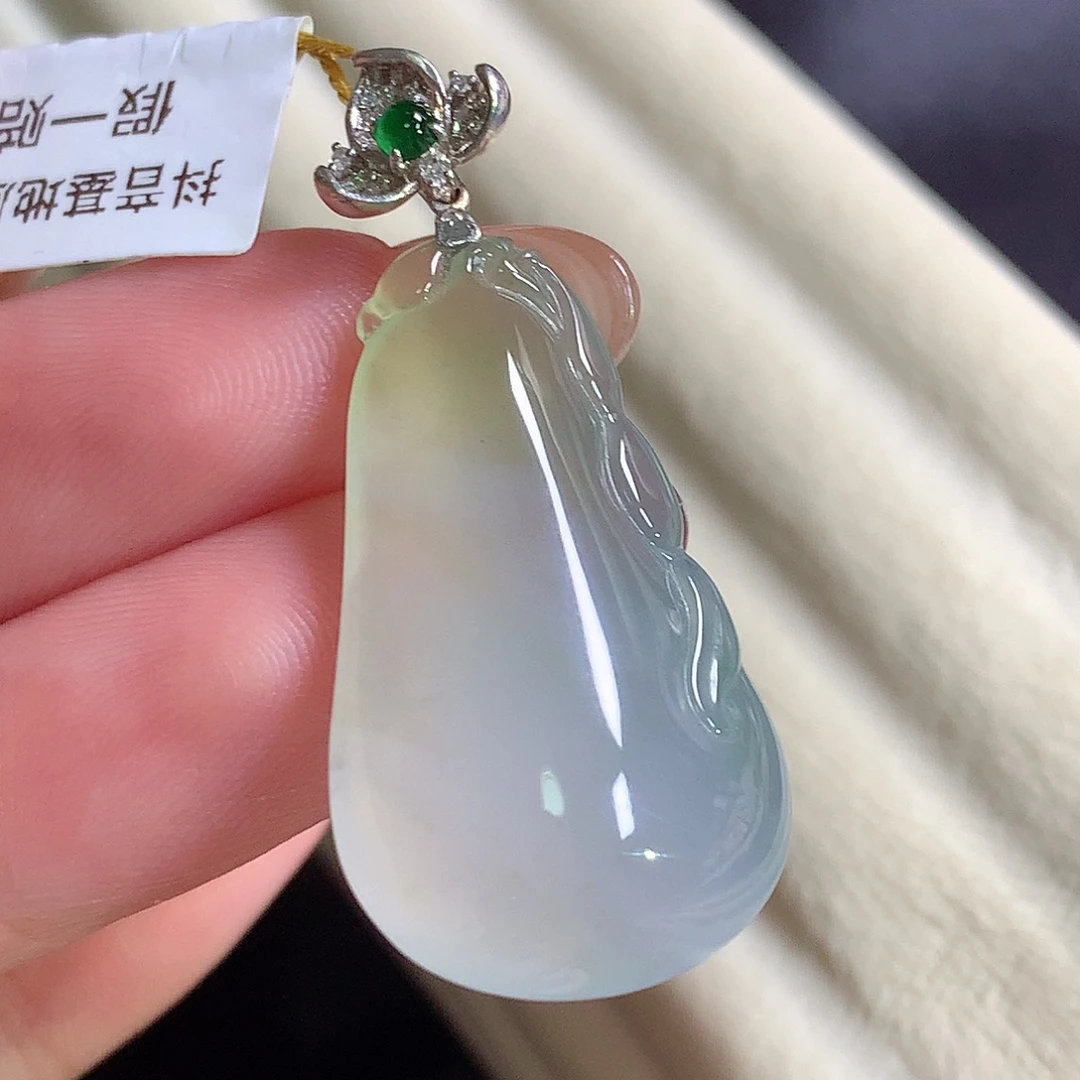 翡翠18K金镶嵌颈饰瓜