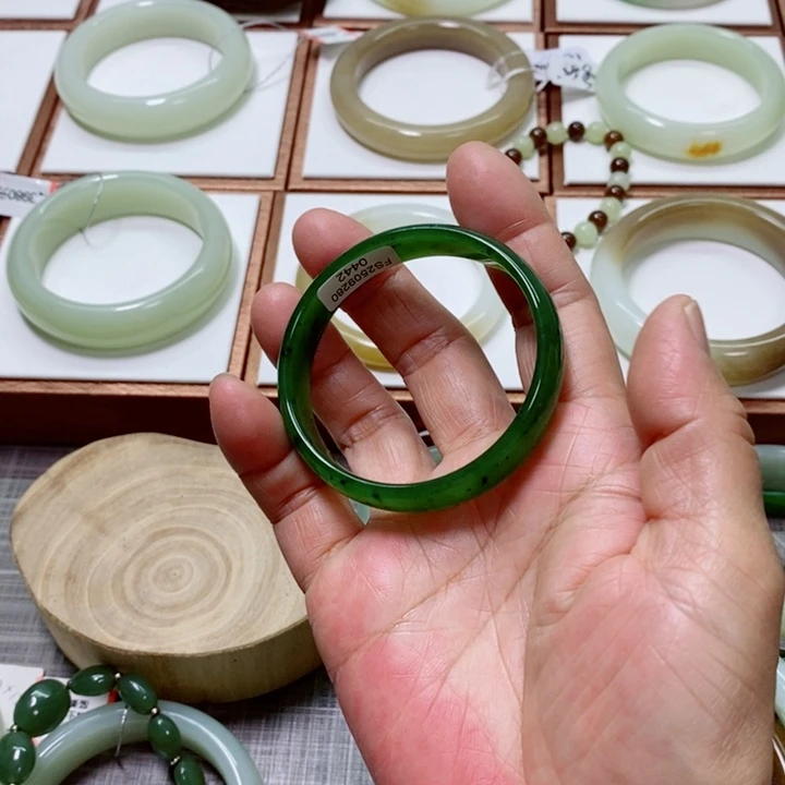 和田玉未镶嵌手镯