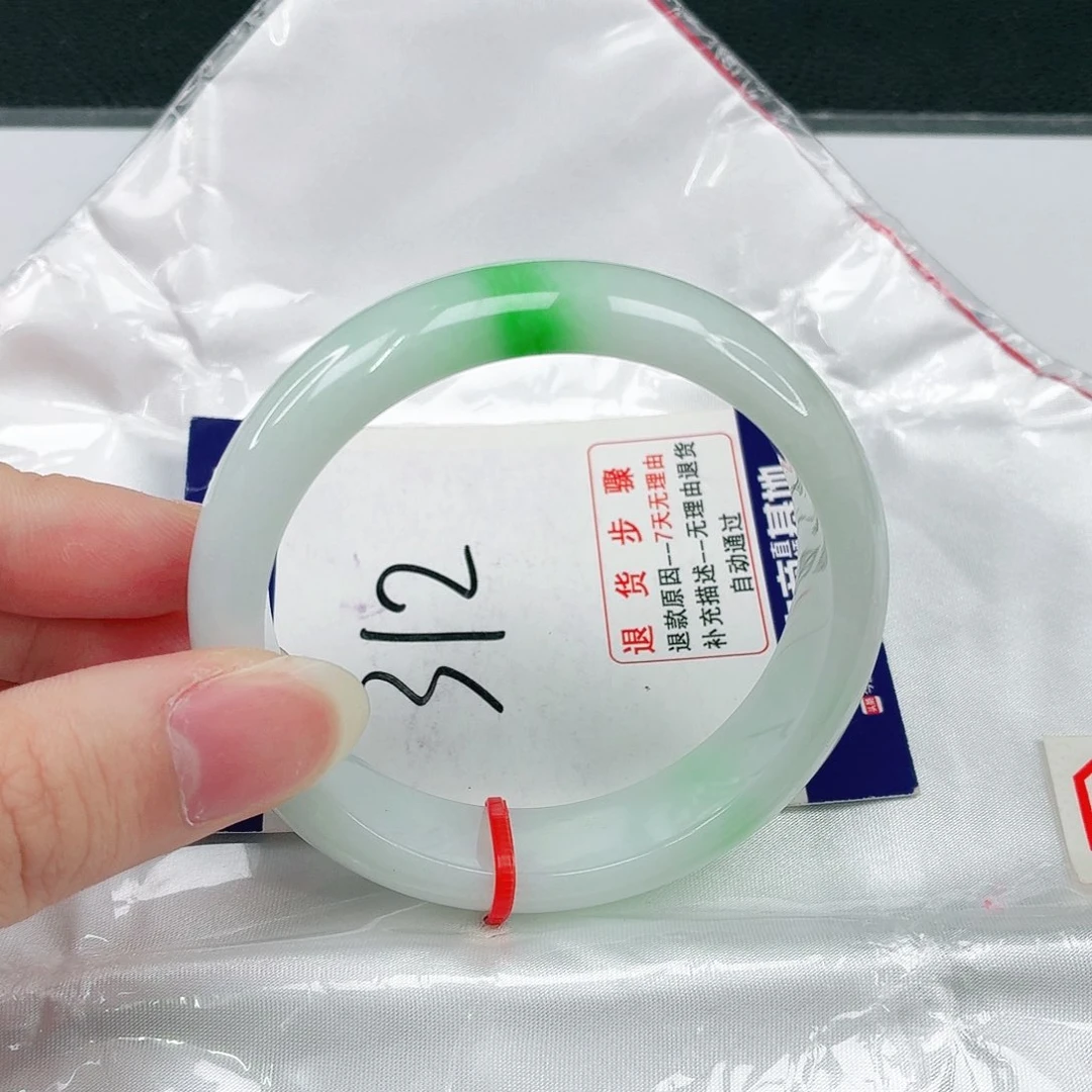 翡翠手镯未镶嵌翡翠