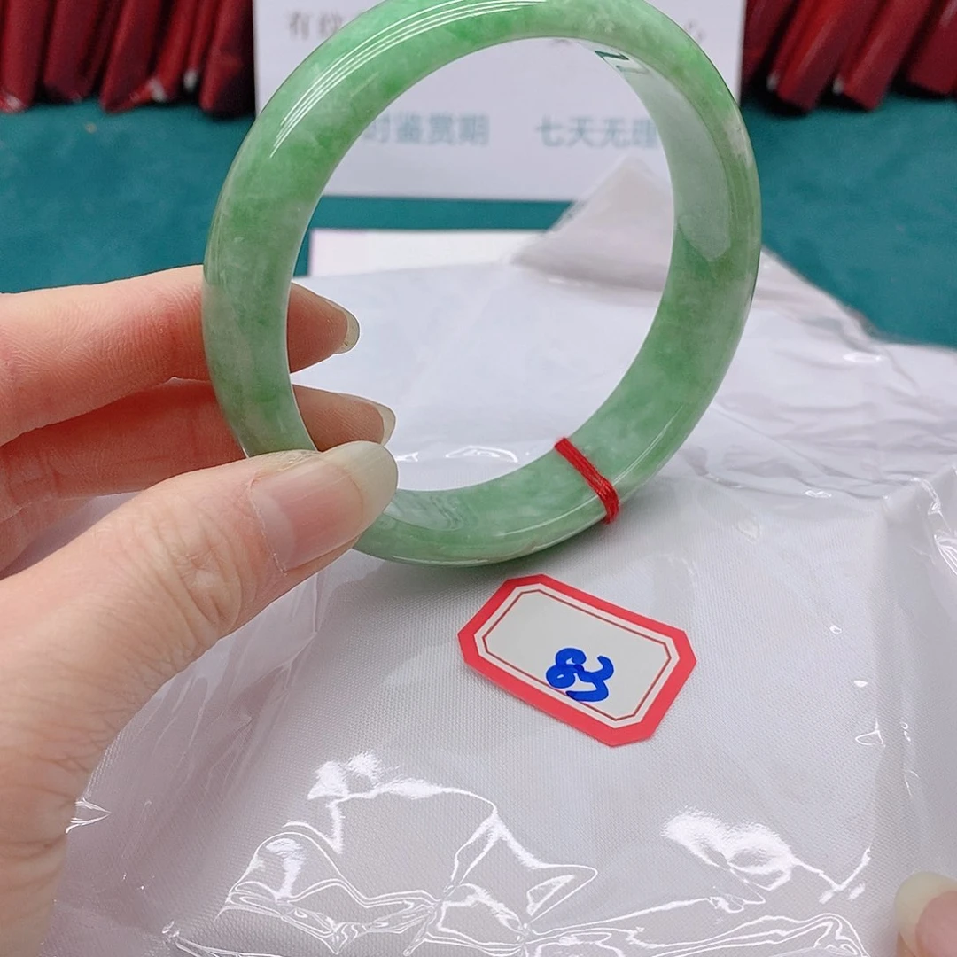 翡翠手镯未镶嵌小*8333333333