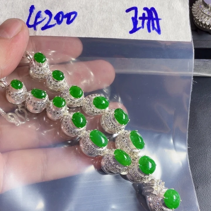 珊***宝定制翡翠未镶嵌定制翡翠