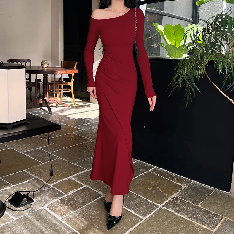 纯欲法式酒红色气质斜肩连衣裙2025秋季新款修身高腰开叉包臀长裙