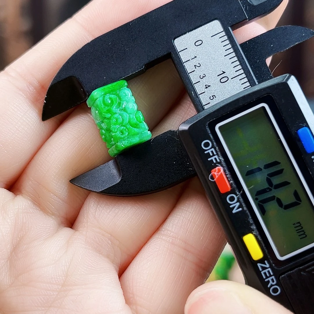 翡翠未镶嵌颈饰多样性