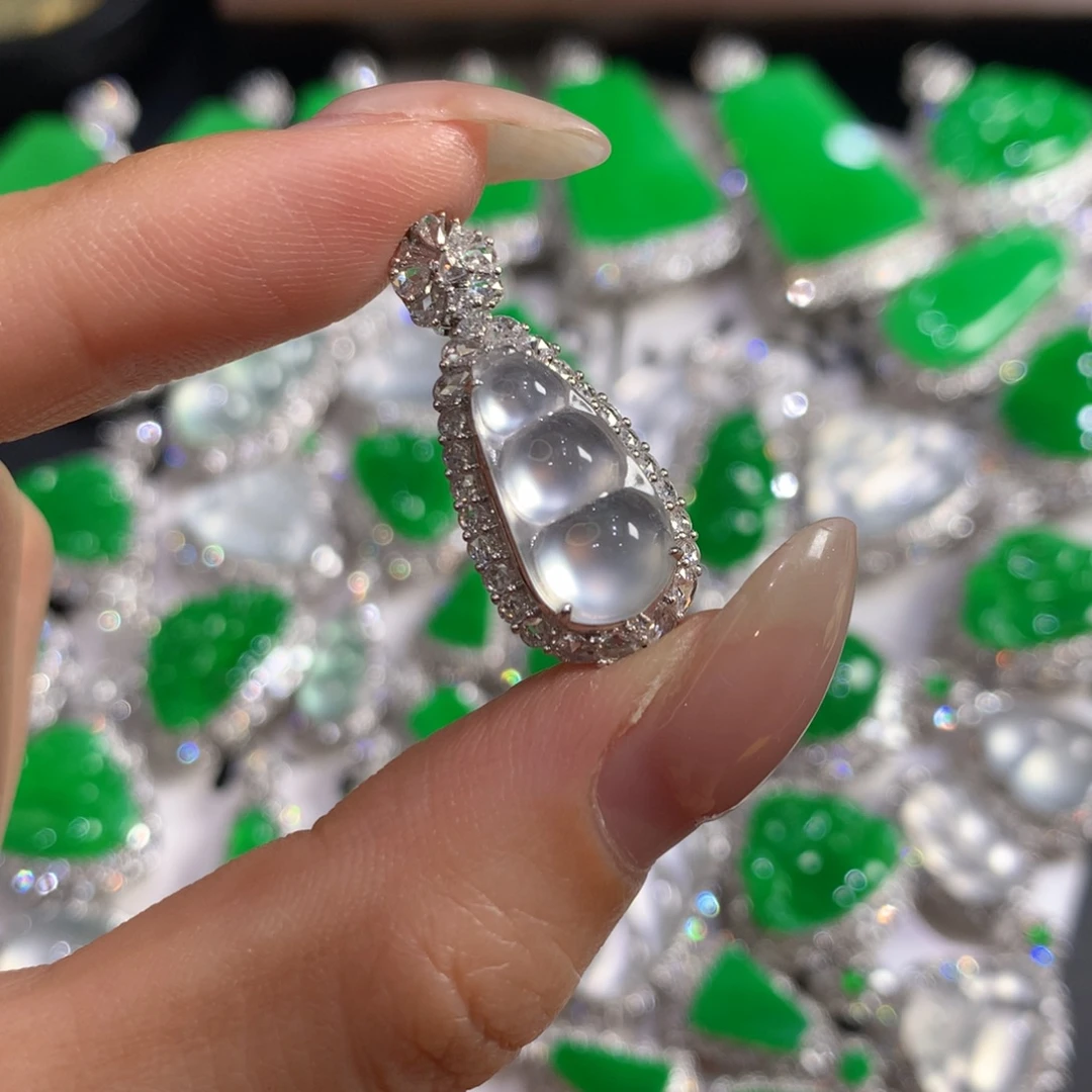 细***品翡翠18K金镶嵌颈饰福豆