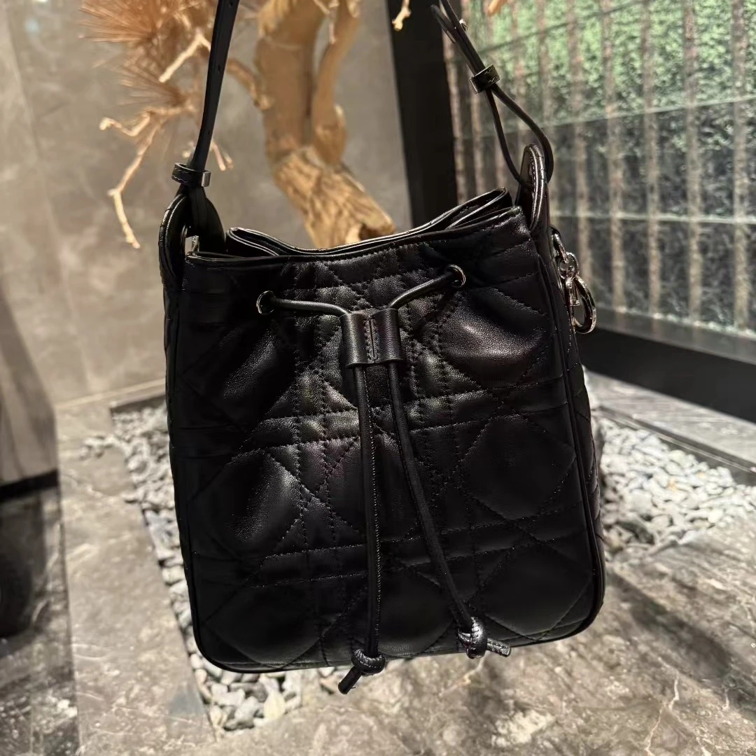 G&S轻奢~当季新款女包羊皮菱挌水桶包休闲单肩斜挎抽绳女士