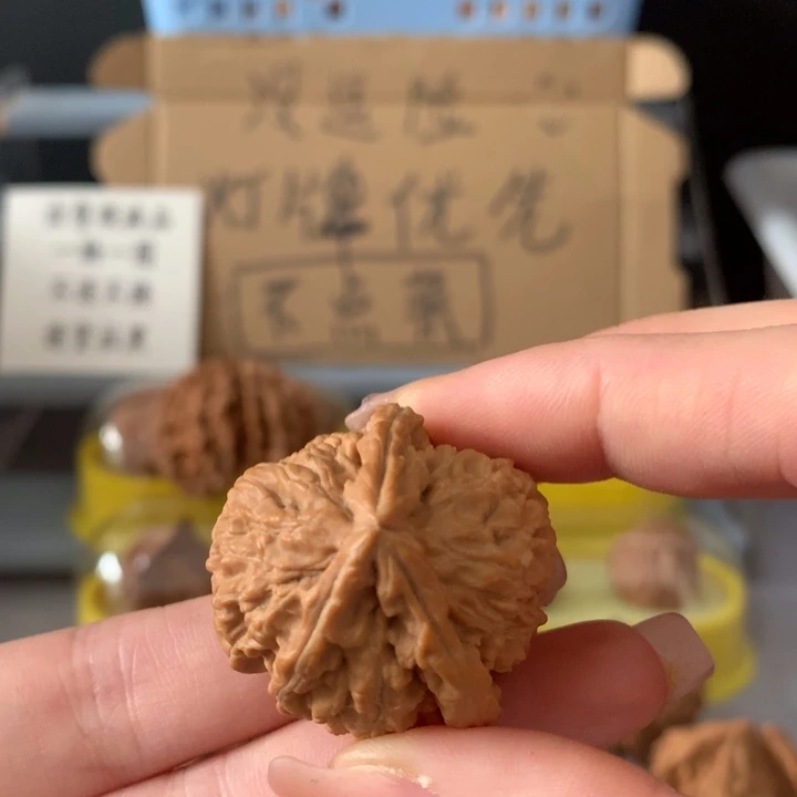 姬***少吊坠文玩核桃异形单只，有瑕疵