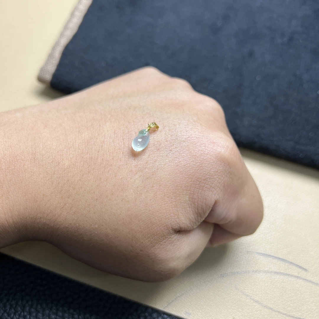 翡翠小海豚吊坠高冰种光感水头好飘绿18K平安圆满伴高贵精致素款