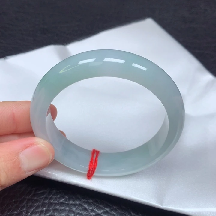 翡翠手镯未镶嵌。