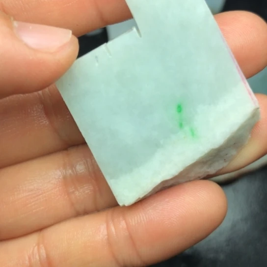 翡翠未镶嵌颈饰裸石