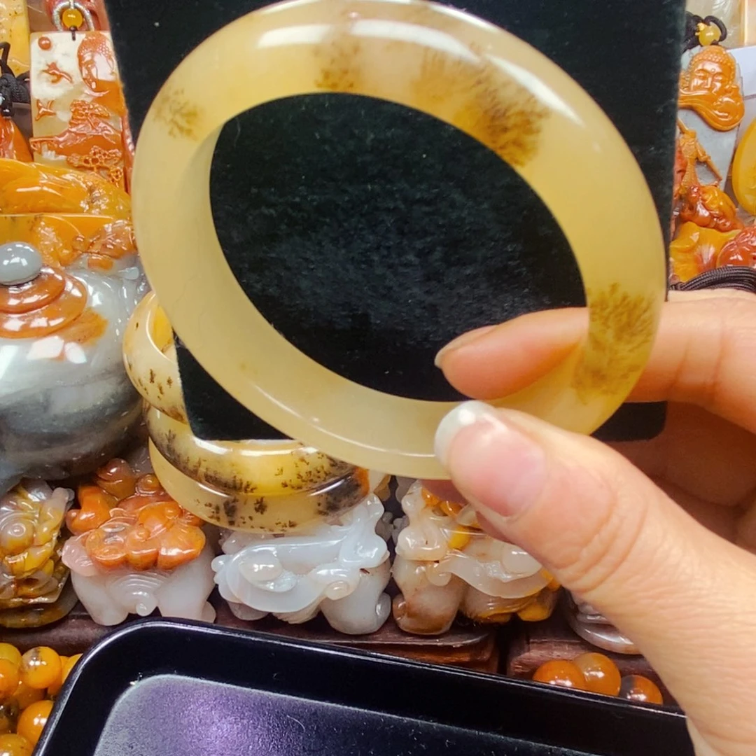 未镶嵌石英质玉（黄龙玉）颈饰