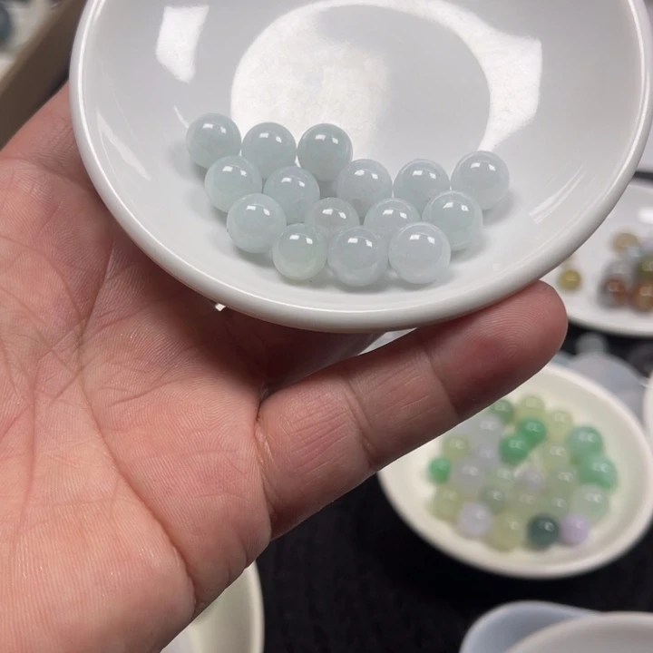 翡翠未镶嵌耳坠15颗卡10的圆珠一起卖