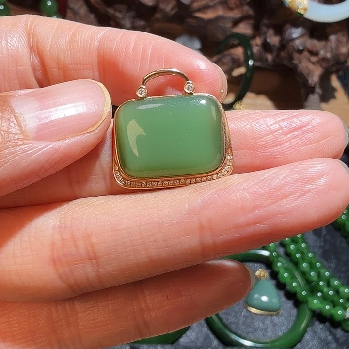 和田玉（碧玉）18K金镶嵌颈饰俄碧 粉绿