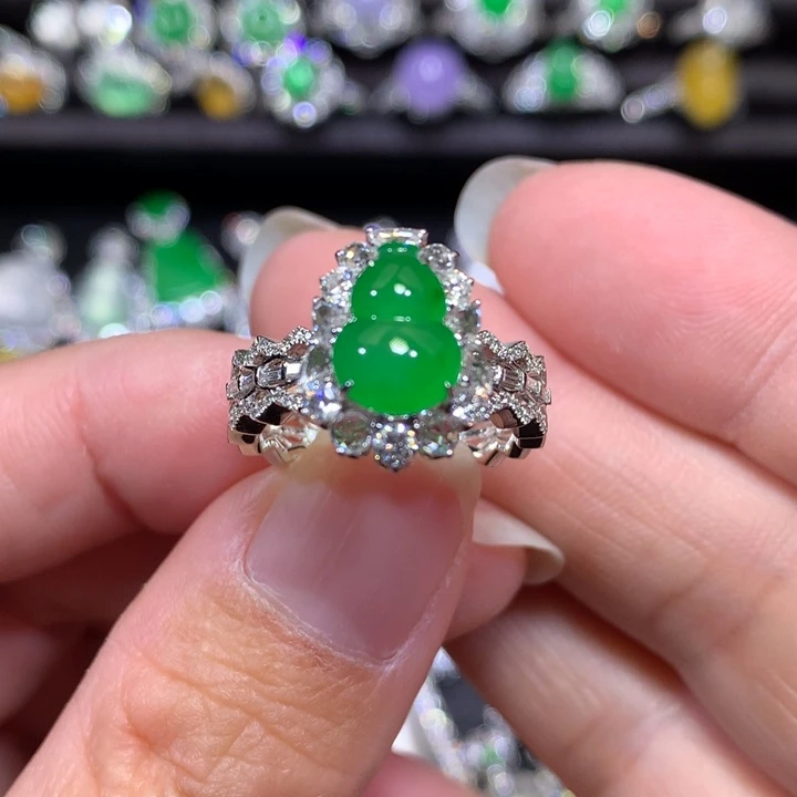 翡翠18K金镶嵌戒指冰绿葫芦