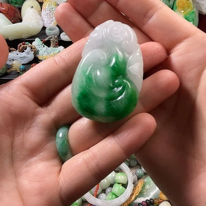 翡翠未镶嵌颈饰翡翠未镶嵌颈饰