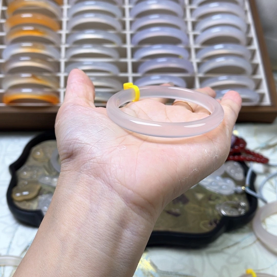 汤***a玛瑙/玉髓手镯未镶嵌