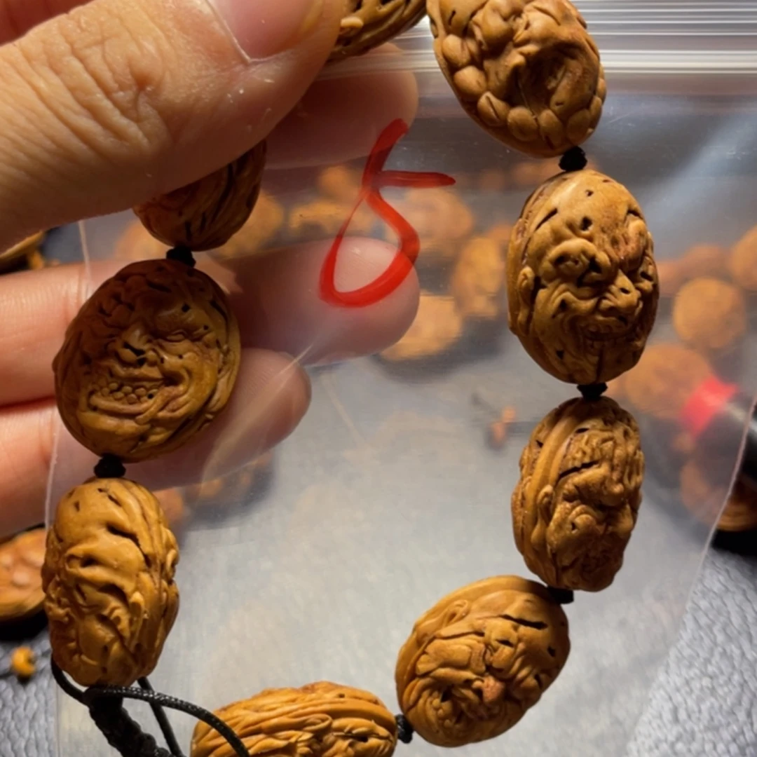 大桃核雕刻瑕疵恶僧