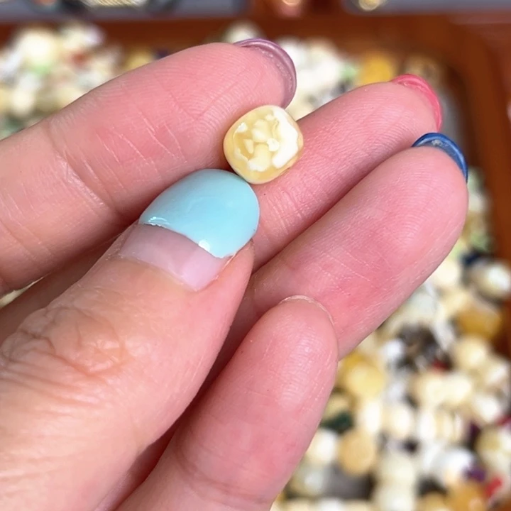 未镶嵌蜜蜡裸石8.6mm一个