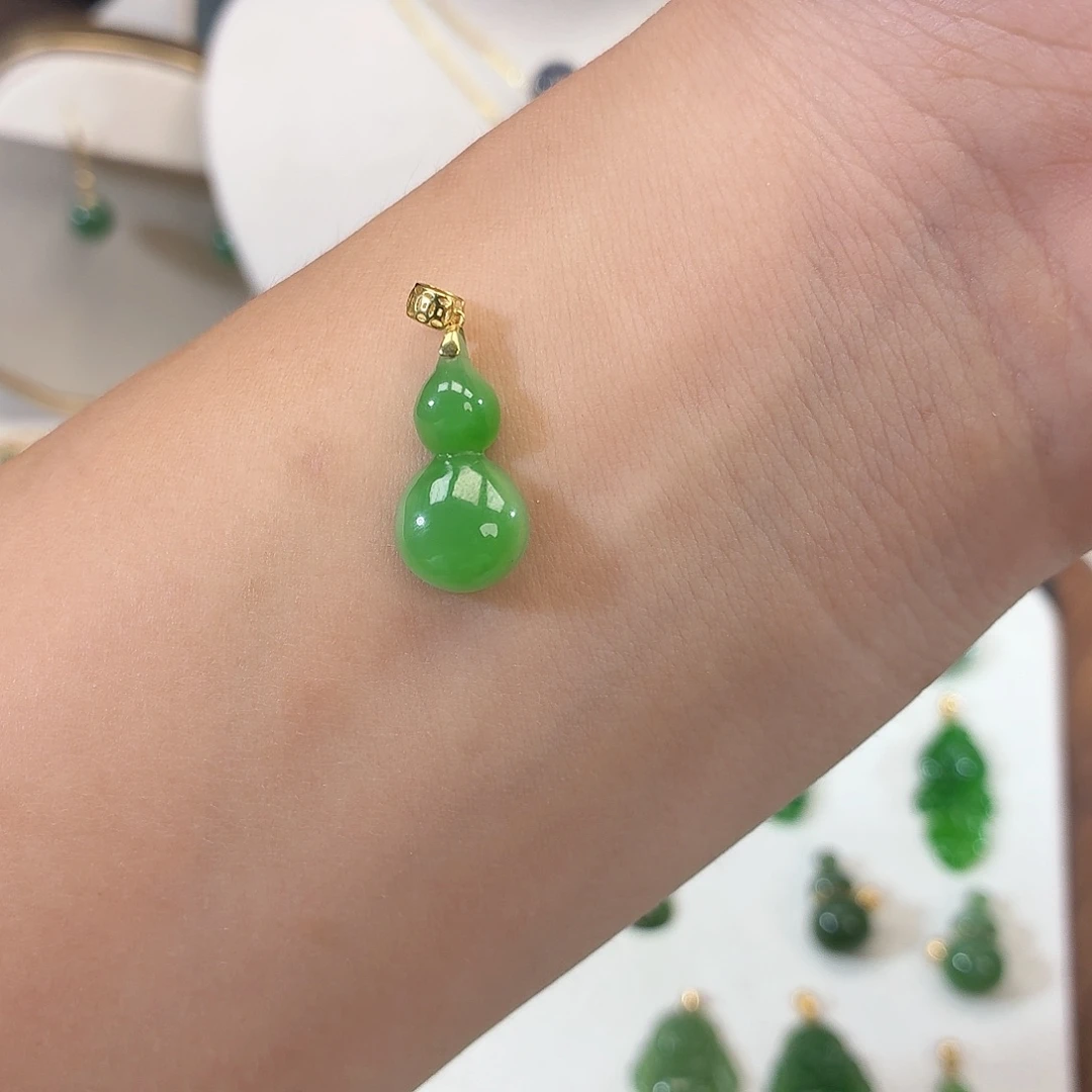 颈饰18K金镶嵌和田玉（碧玉）