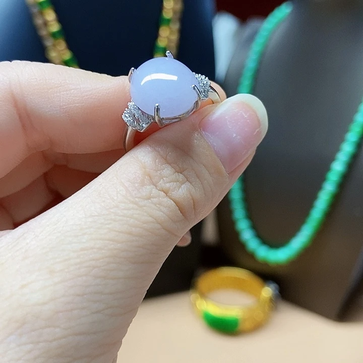 翡翠未镶嵌颈饰戒指