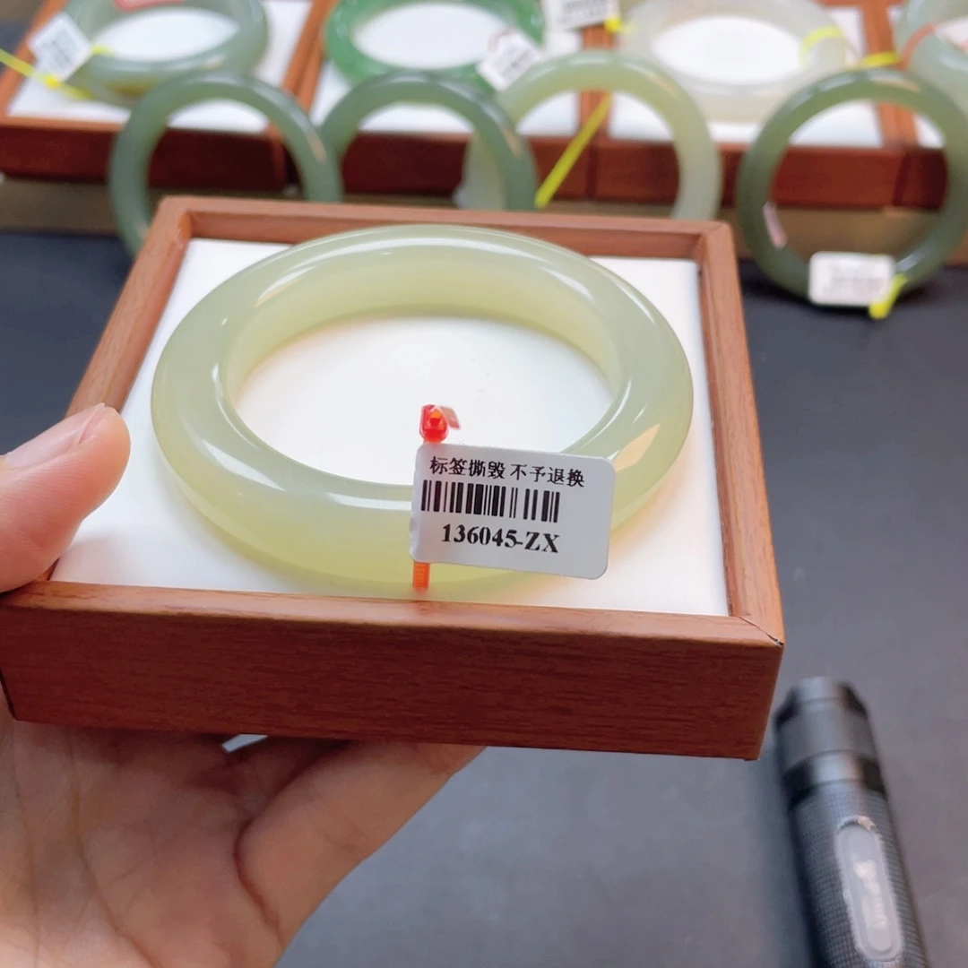 【闪购商品】未镶嵌手镯和田玉46葡萄肉56.5