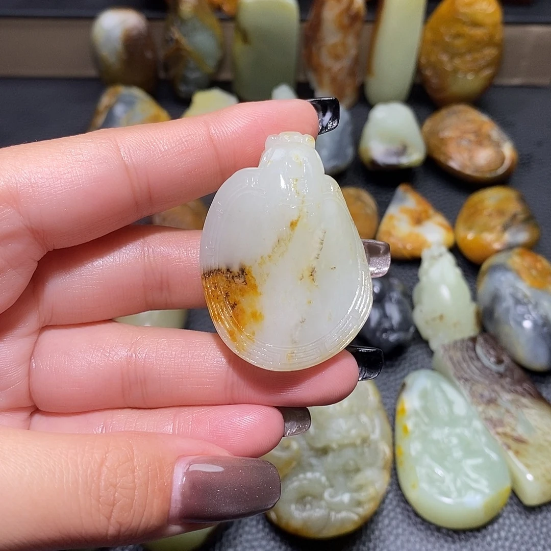 星***璨和田玉未镶嵌颈饰