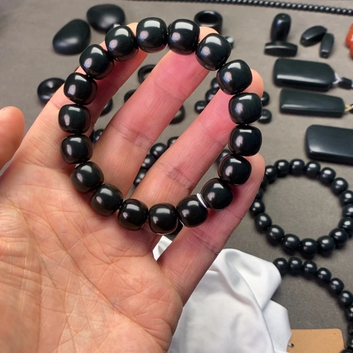 卡***•和田玉未镶嵌手链