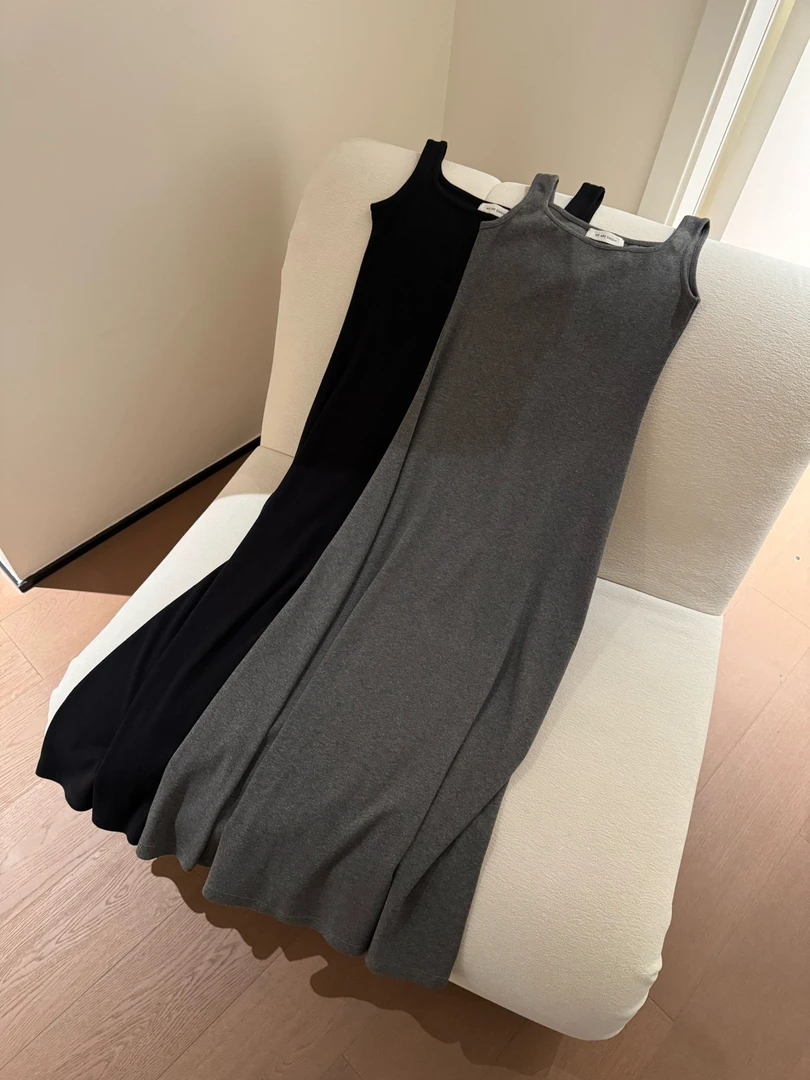 miss muzi “万能小黑裙”慵懒风显瘦天鹅颈气质坑条背心连衣裙女