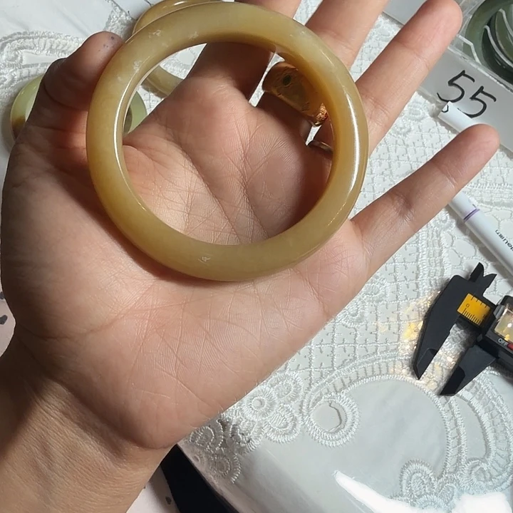 自***的和田玉（糖玉）未镶嵌手镯