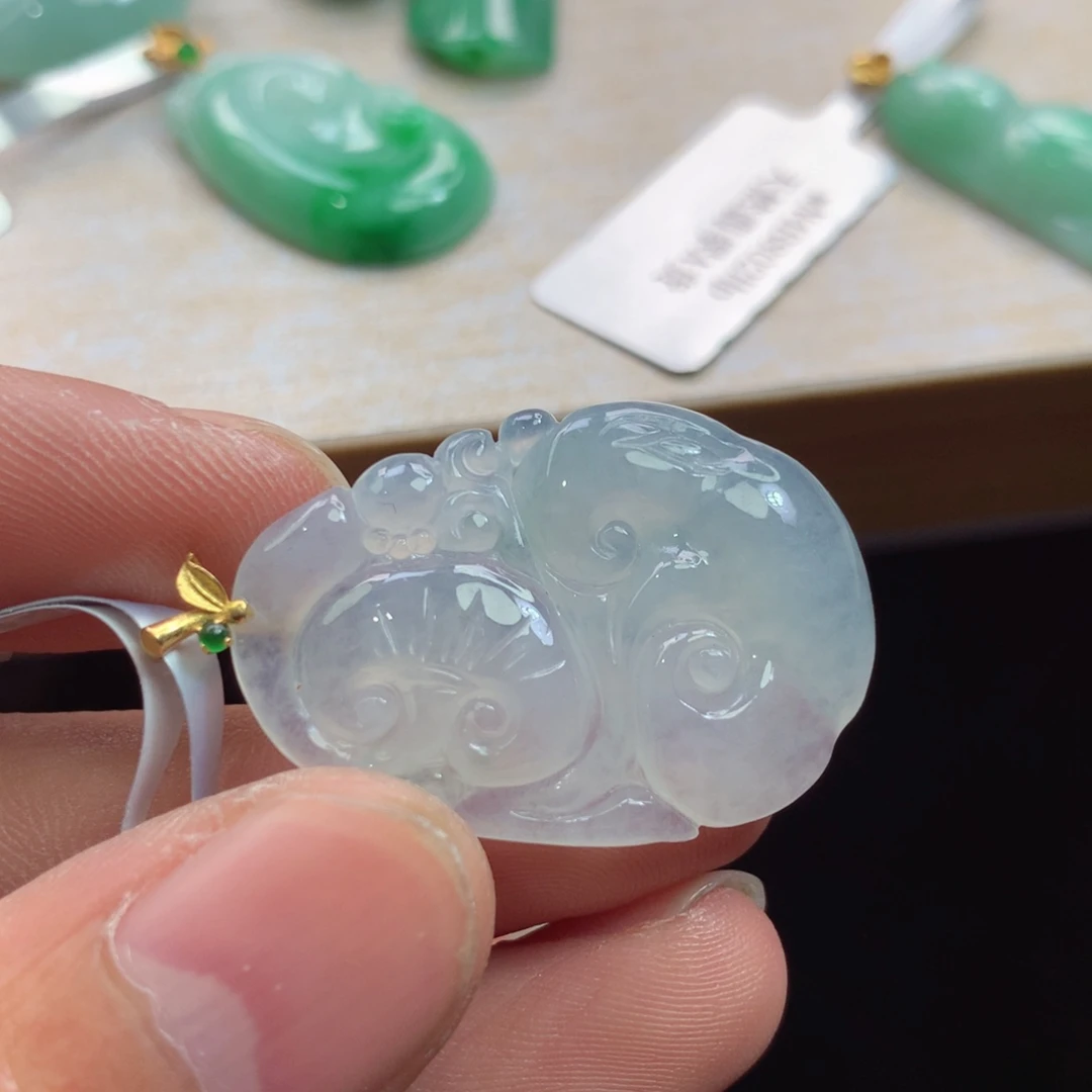 颈饰18K金镶嵌翡翠吊坠