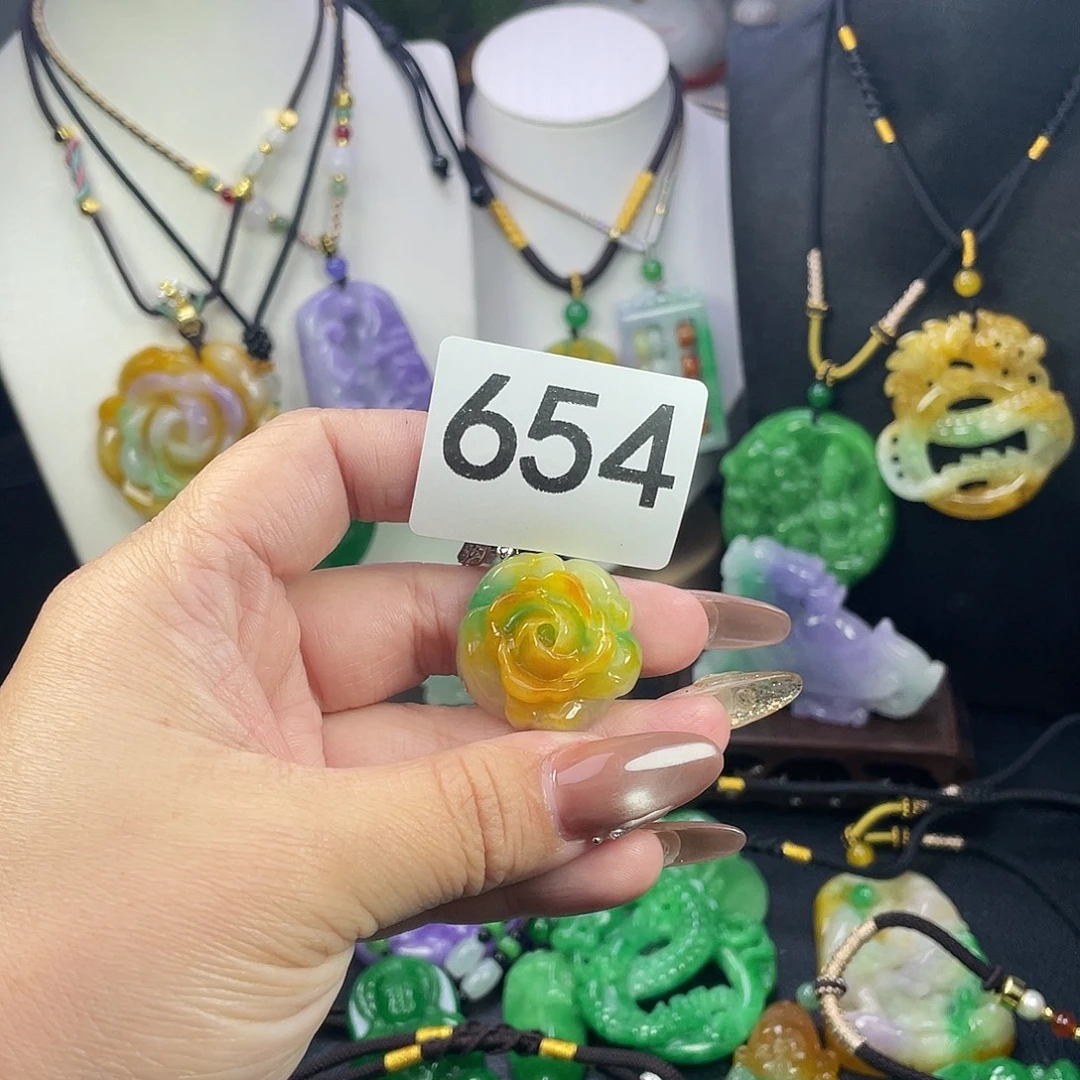 翡翠未镶嵌吊坠(赠链)