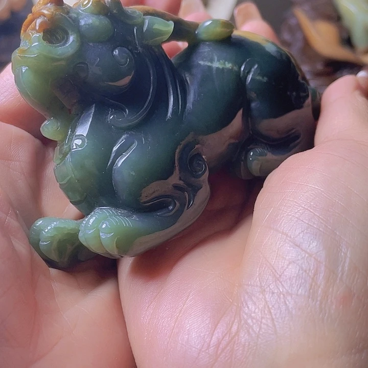 未镶嵌岫岩河磨玉（透闪石质玉）把件